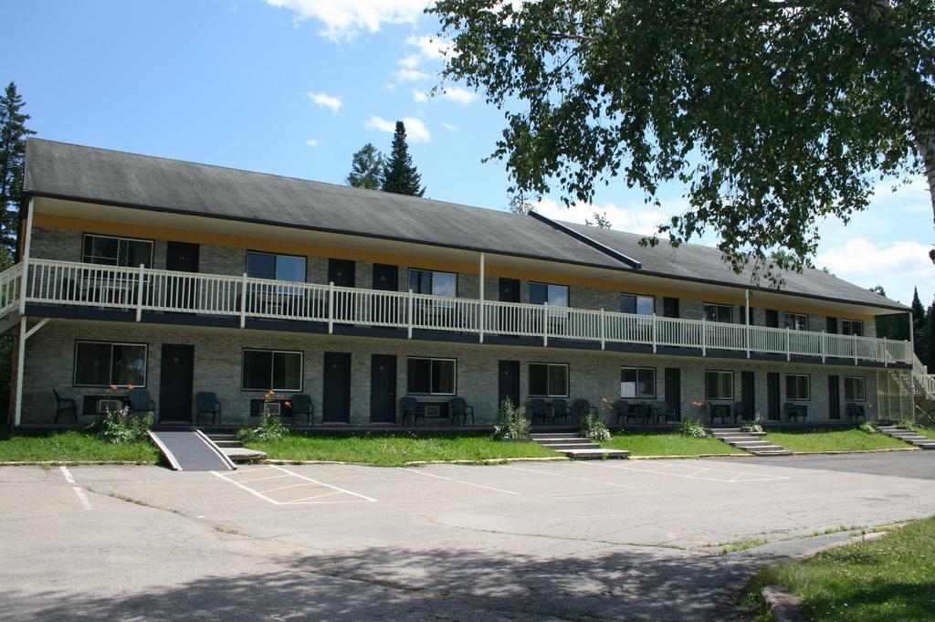 La Cuillere A Pot Hotel Saint-Donat-de-Montcalm Exterior photo