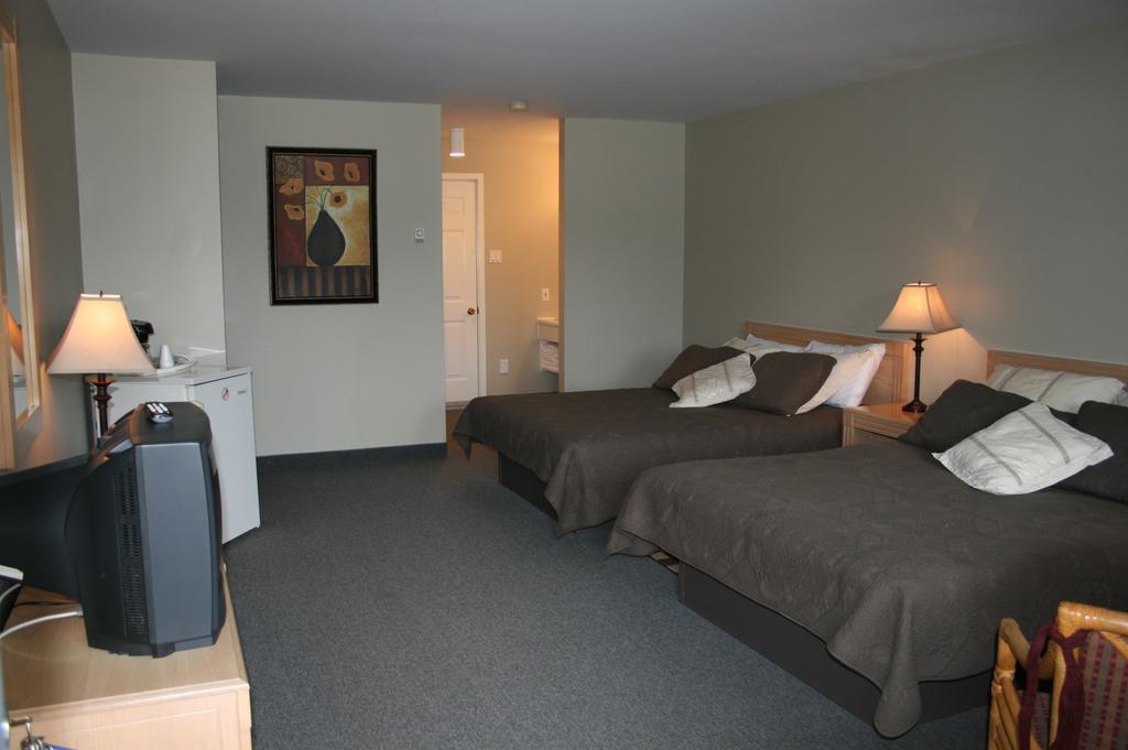 La Cuillere A Pot Hotel Saint-Donat-de-Montcalm Room photo